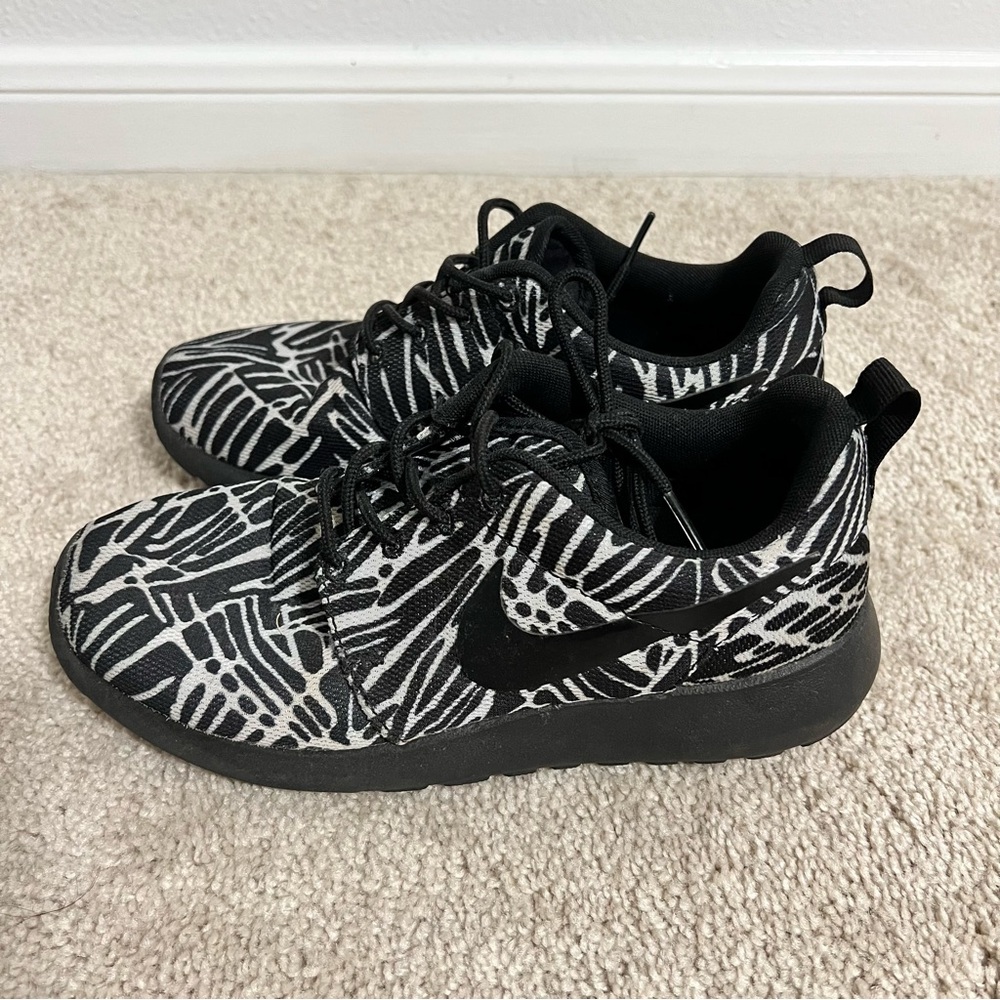 Nike Black & White Roshe
